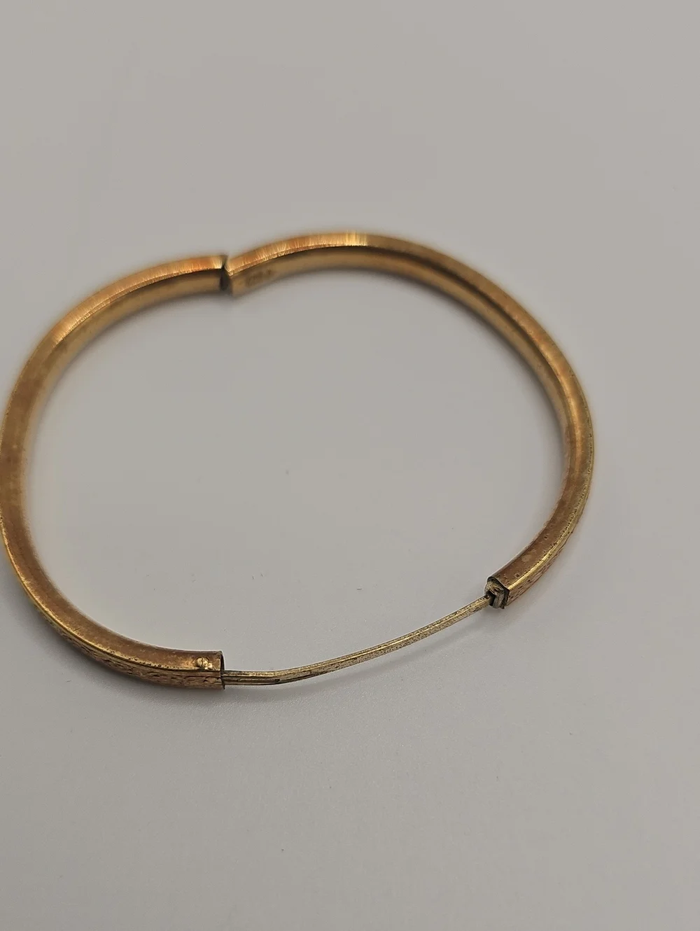Childs 14K Gold Filled Bangle Bracelet. Hinged To Open.works Good.